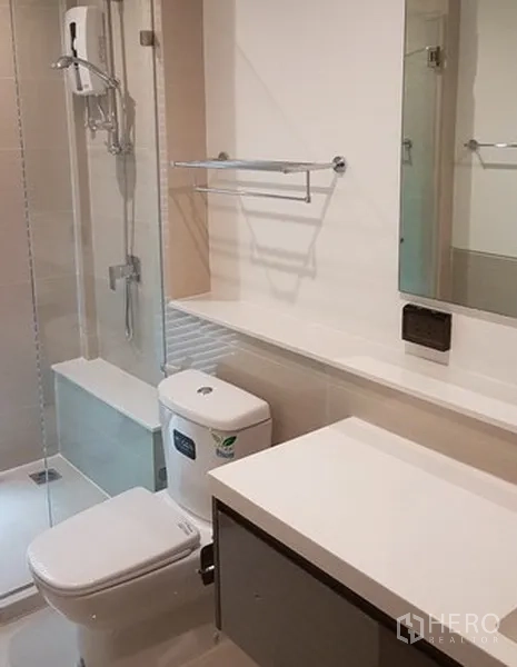 บ้าน ให้เช่าในPrawet, Bangkok - ห้องน้ำสมัยใหม่พร้อมตู้ล้างหน้า ชักโครก และตู้ shower กระจก.