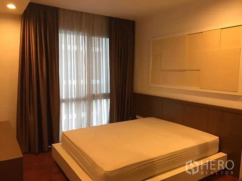 คอนโด ให้เช่าในWatthana, Bangkok - ห้องนอนมีหน้าต่างบานใหญ่ ผ้าม่านสองชั้น ผนังตกแต่ง และพื้นไม้