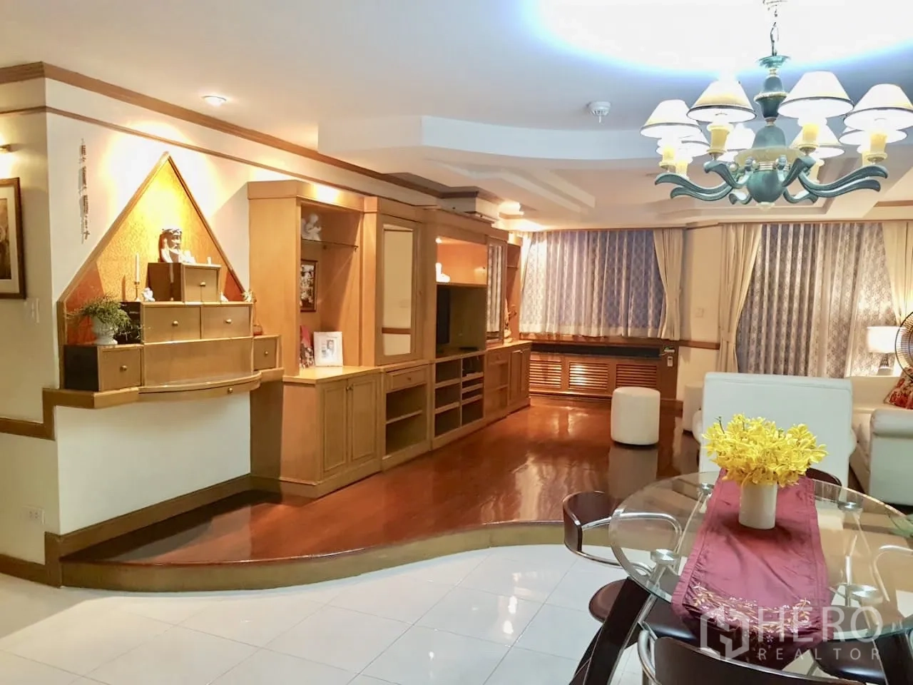 公寓 出租在Watthana, Bangkok - 开放式客餐厅，水晶吊灯与定制柜体。