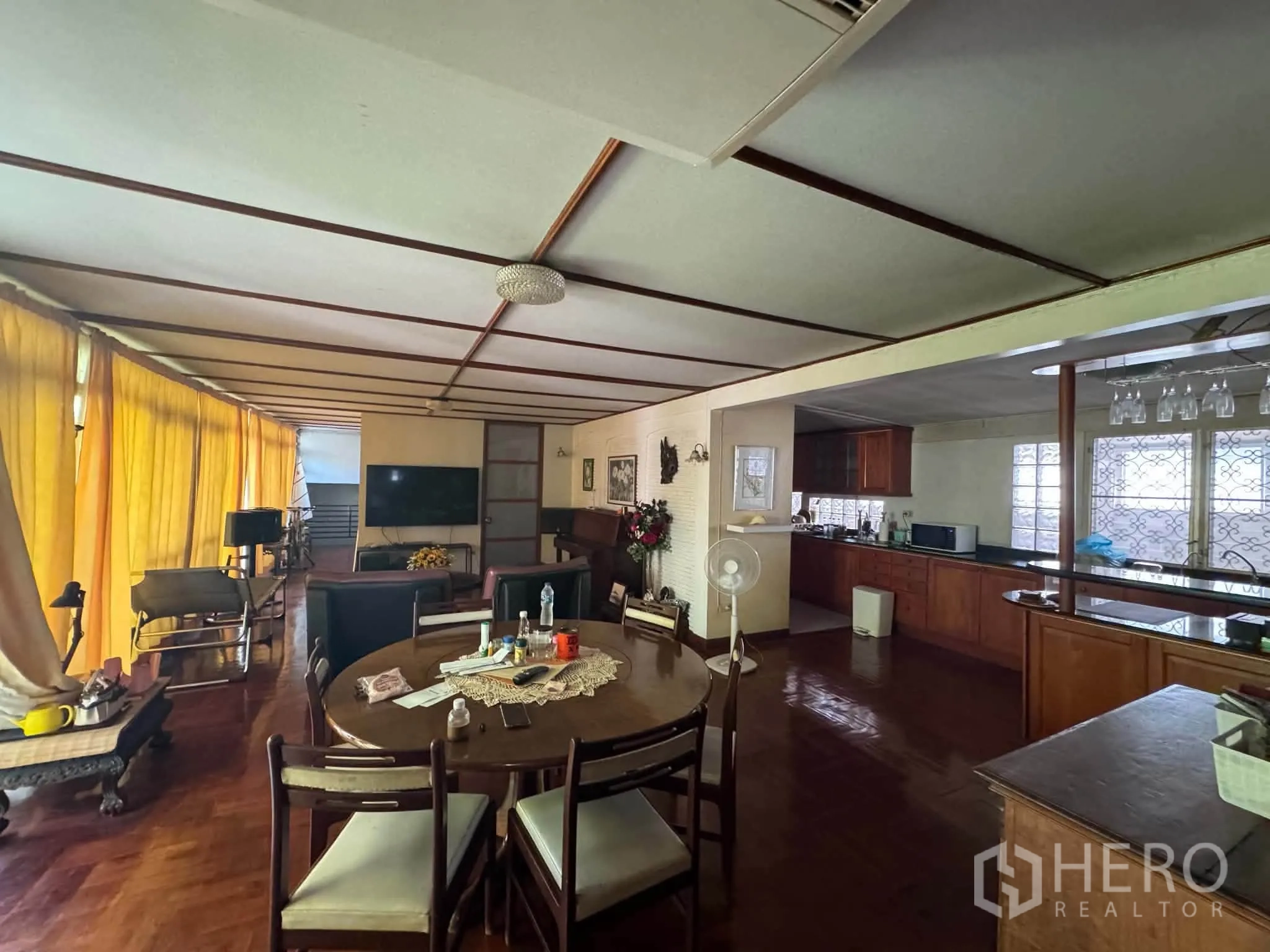 บ้านเดี่ยว for rent or sale in Mueang Samut Prakan, Samut Prakan - โซนทานอาหารเชื่อมต่อครัวพร้อมตู้ไม้และทีวี