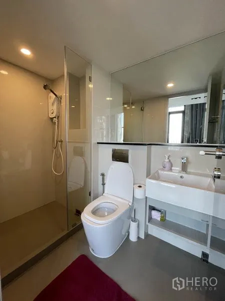 คอนโด ให้เช่าในSathon, Bangkok - ห้องน้ำโมเดิร์นพร้อมตู้กระจกอาบน้ำ อ่างล้างหน้า กระจกบานใหญ่ และโถสุขภัณฑ์