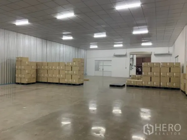 货栈 出租在Yan Nawa, Bangkok - 仓库空间朝向带玻璃的办公室，金属包墙与光滑混凝土地面