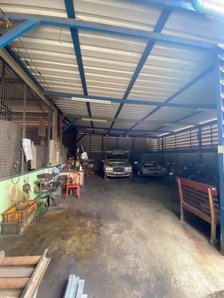 โรงงาน ขายในBang Khun Thian, Bangkok - โรงจอดรถในอาคาร มีรถหลายคันและมุมทำงานจัดเก็บเครื่องมือ