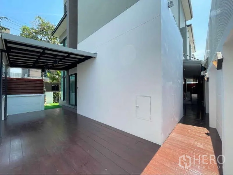 独立式住宅 出租在Bang Sue, Bangkok - 房屋侧边带顶棚的露台与走道