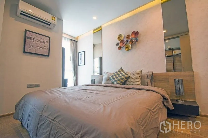 公寓 出售在Ratchathewi, Bangkok - 柔光卧室，墙面装饰与落地窗