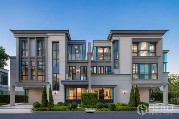 Detached House for sale in Prawet, Bangkok - Elegant facade of luxury three-storey homes in a gated estate.