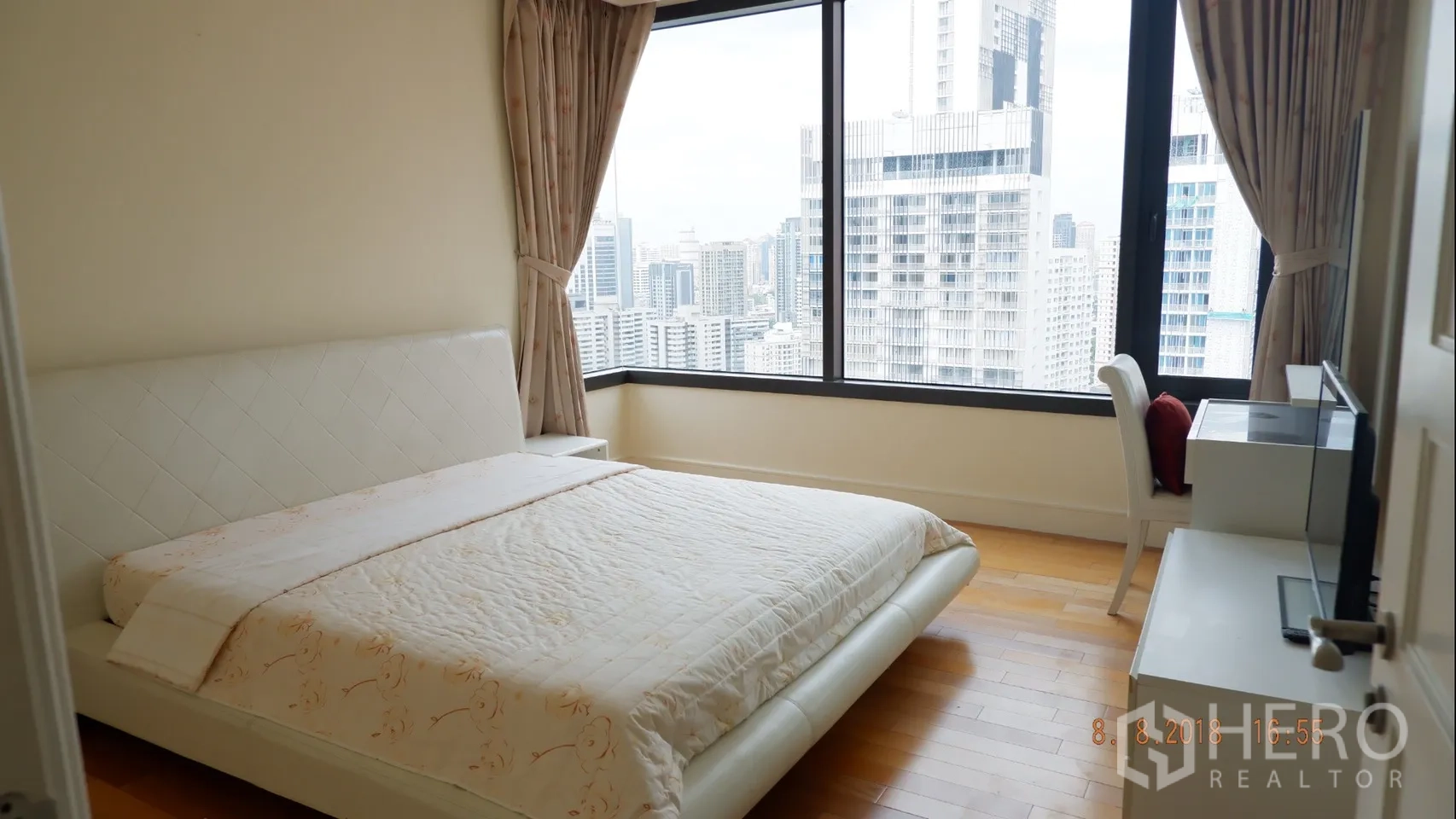 公寓 出租在Khlong Toei, Bangkok - 转角主卧，超大窗户可欣赏城市天际线景观。