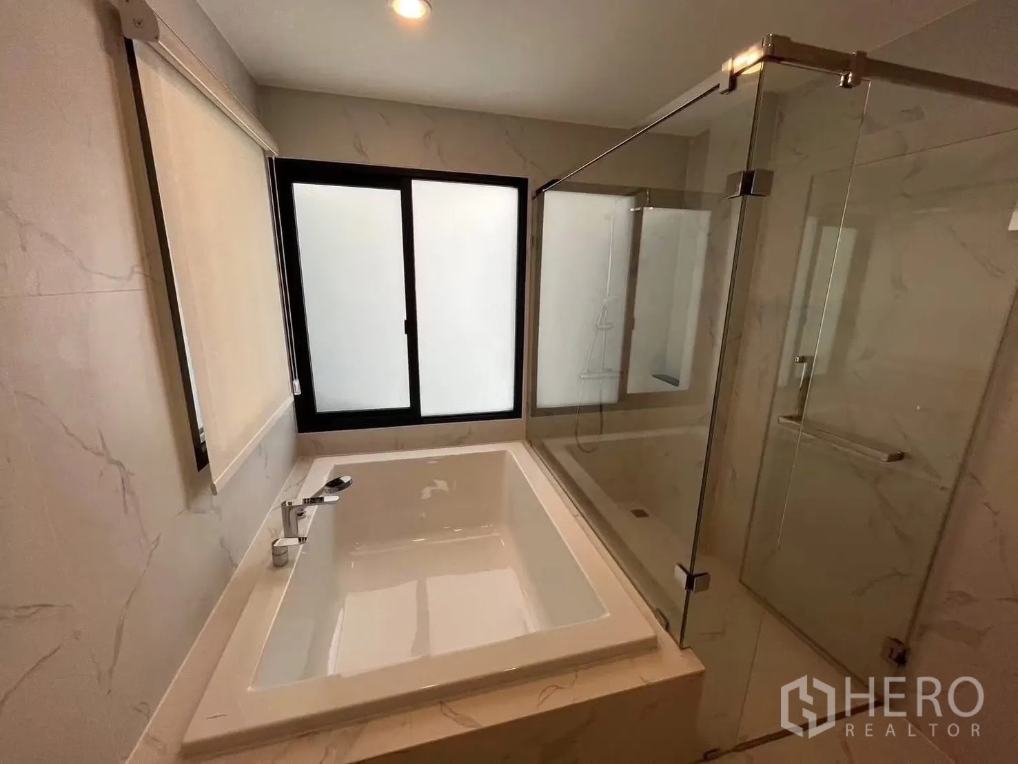 联排别墅 for rent in Suan Luang, Bangkok - 现代浴室，配方形浸泡浴缸与独立玻璃淋浴间及磨砂窗。