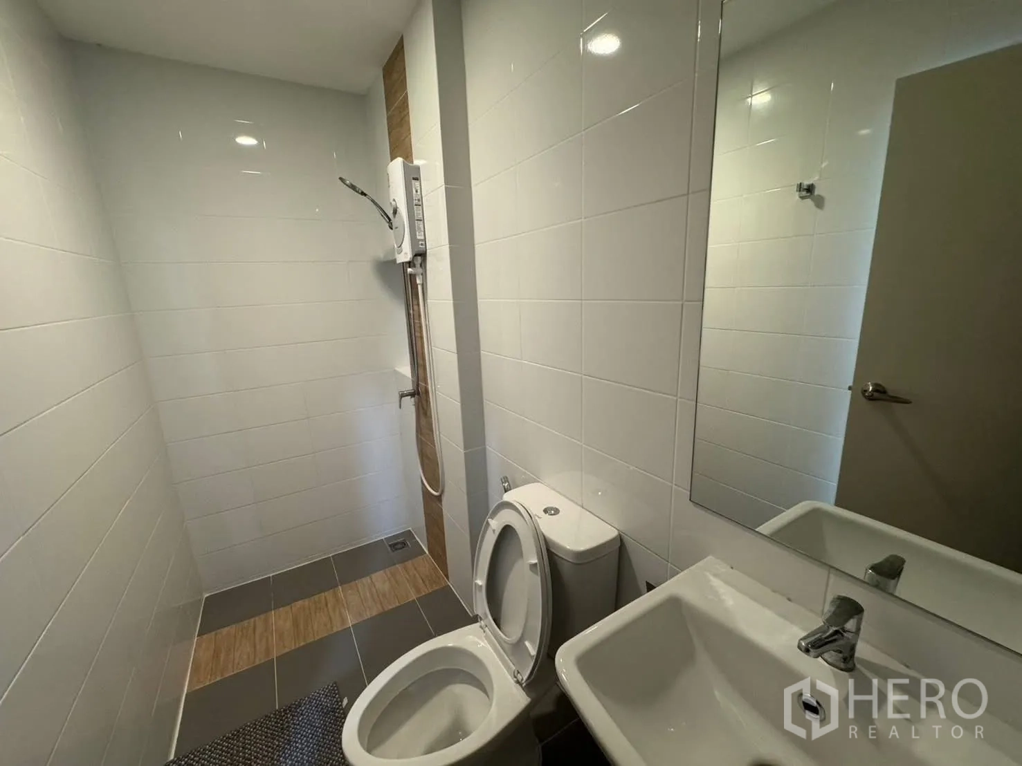 联排别墅 for rent in Bang Phli, Samut Prakan - 整洁的浴室，设淋浴区、热水器、坐便器和洗手台。