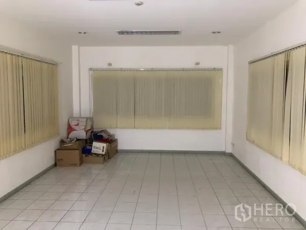 工厂 出租或出售在Khlong Luang, Pathum Thani - 明亮的瓷砖办公室，大窗与垂直百叶便于布置工位