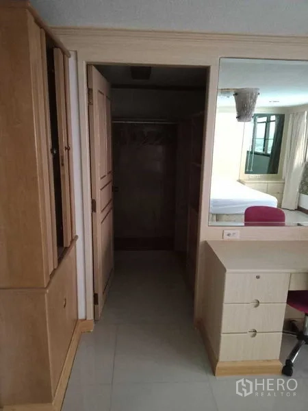 联排别墅 出租在Khlong Toei, Bangkok - 更衣区，内置梳妆台与步入式衣柜门