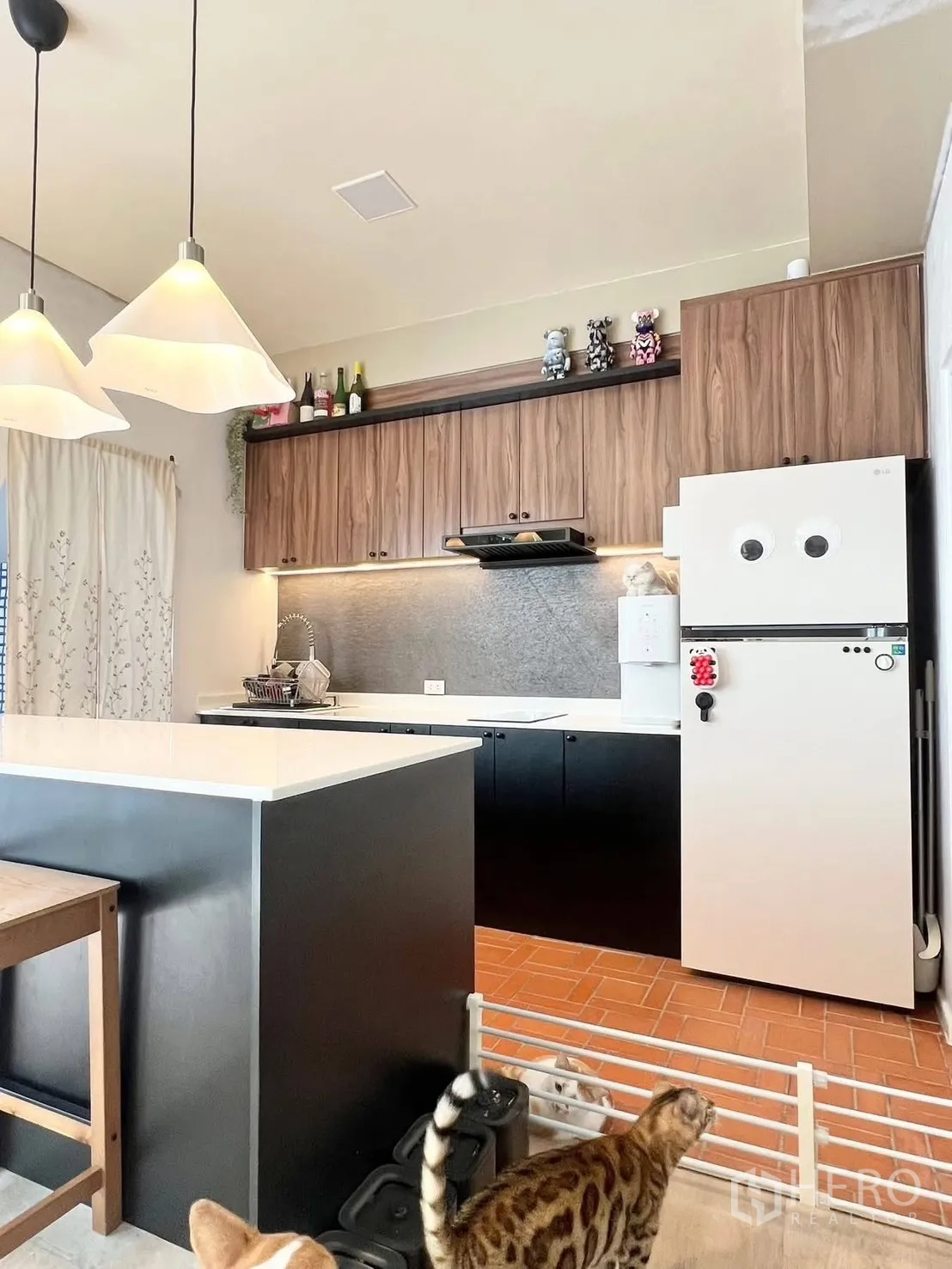 ทาวน์เฮาส์ for rent in Bang Phli, Samut Prakan - ภาพครัวมุมเปิด เห็นไอส์แลนด์ ตู้เก็บของจำนวนมาก และประตูกั้นขนาดเล็ก