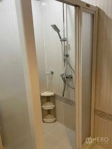 คอนโด ให้เช่าในSathon, Bangkok - ห้องน้ำพร้อมตู้กั้นอาบน้ำบานเลื่อนและฝักบัวบนกระเบื้องโทนอ่อน