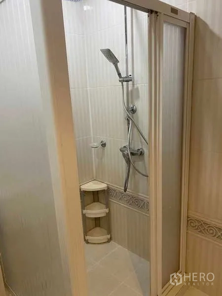 คอนโด ให้เช่าในSathon, Bangkok - ห้องน้ำพร้อมตู้กั้นอาบน้ำบานเลื่อนและฝักบัวบนกระเบื้องโทนอ่อน