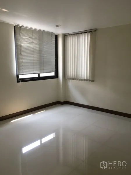 带办公室的家 出租在Bang Rak, Bangkok - 转角卧室/工作区，双侧窗、百叶帘与抛光地面