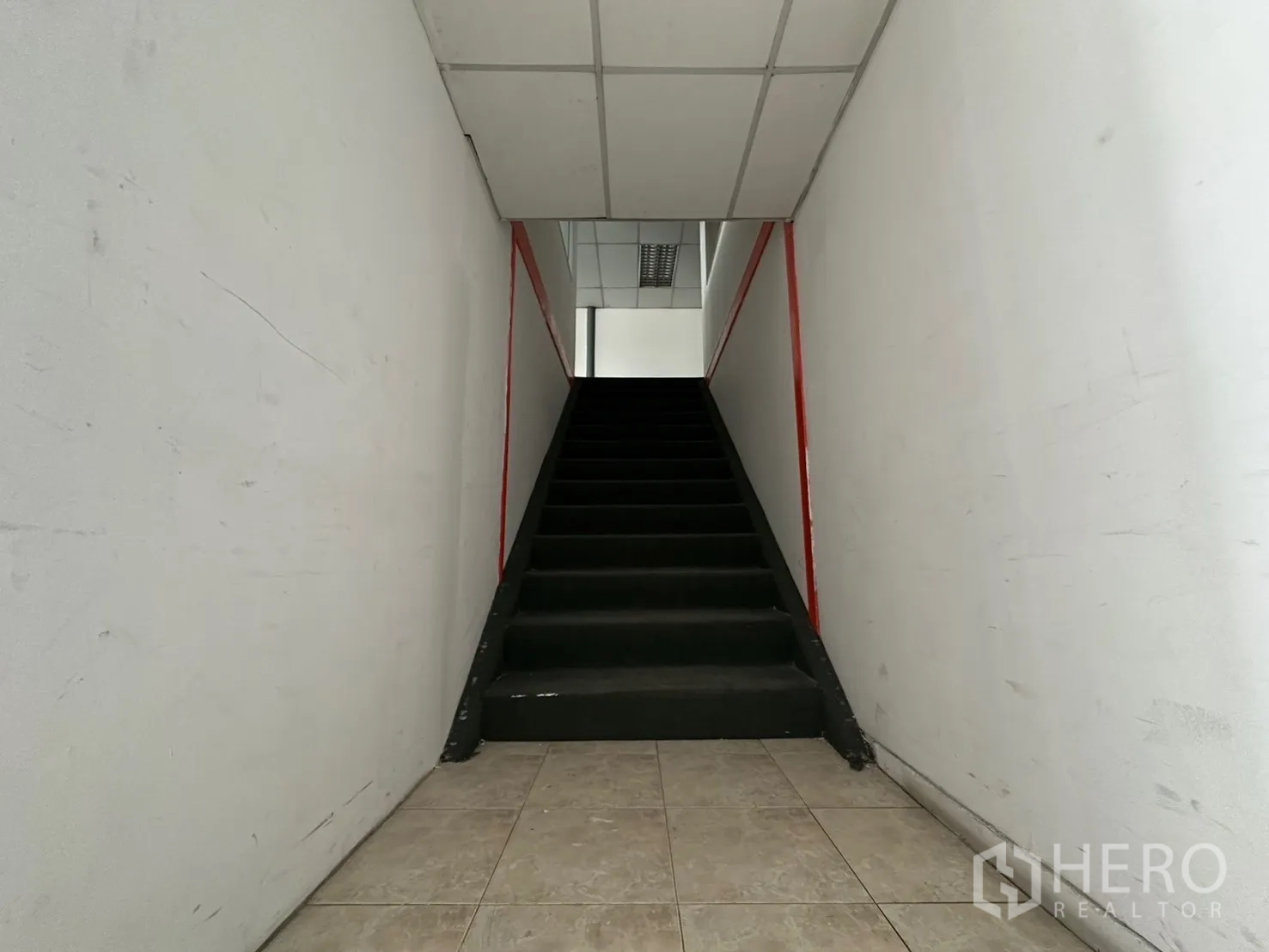 Warehouse for rent in Suan Luang, Bangkok - Stairwell leading to the second-floor offices with a tiled landing.