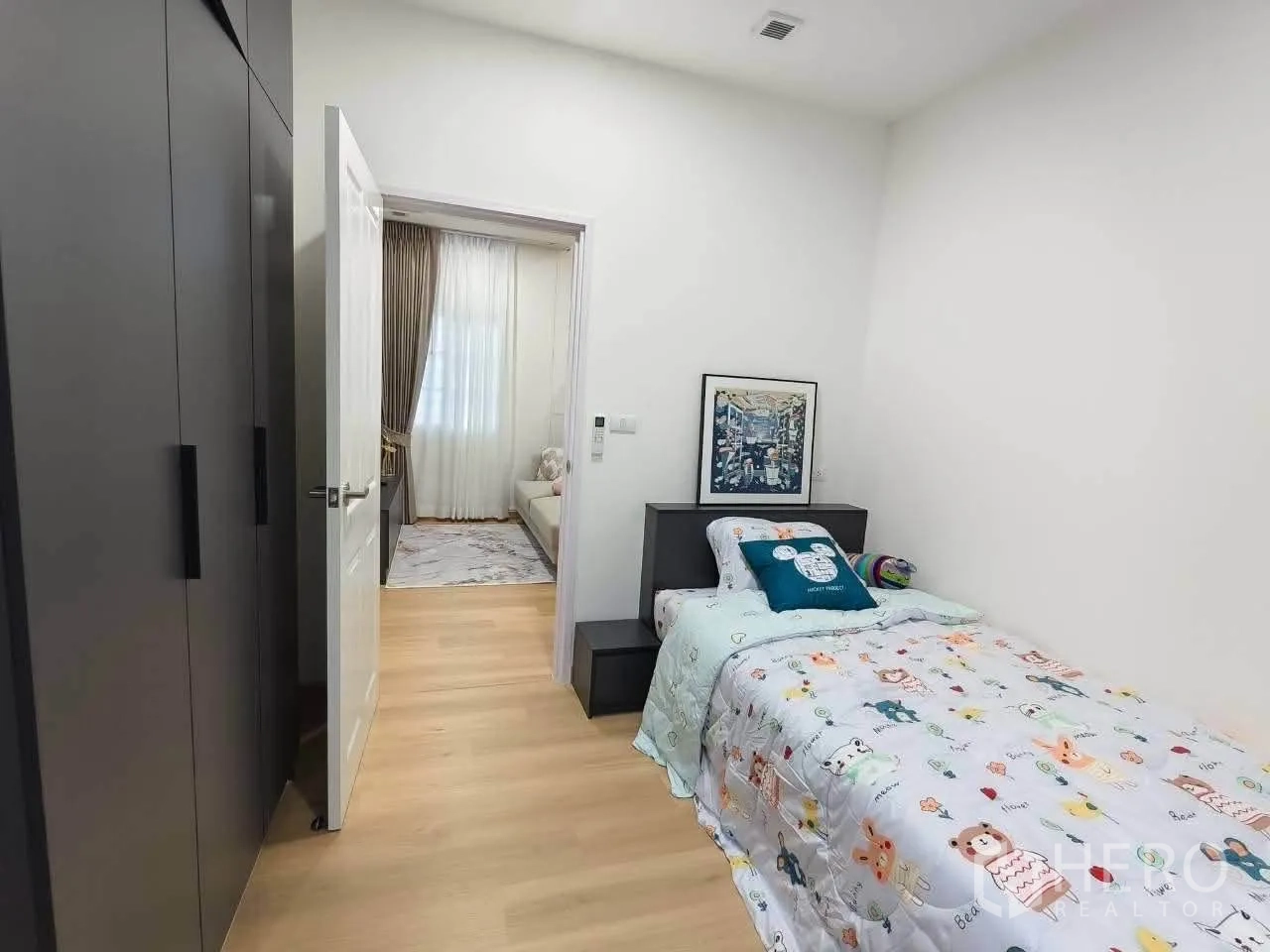 บ้านเดี่ยว for rent in Bang Phli, Samut Prakan - ห้องนอนเล็กเตียงเดี่ยว มีตู้เสื้อผ้าและทางเชื่อมไปยังพื้นที่นั่งเล่น.