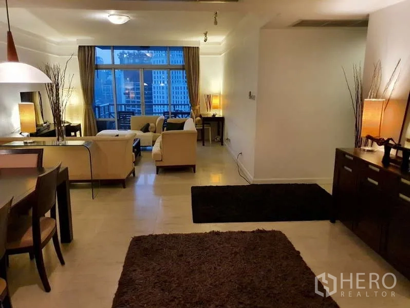 Condominium for sale in Pathum Wan, Bangkok - Open-plan entry hall leading to living room with large windows