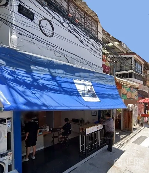 零售空间 出租或出售在Watthana, Bangkok - 曼谷素坤逸小巷的临街店面外观，配蓝色遮阳棚。