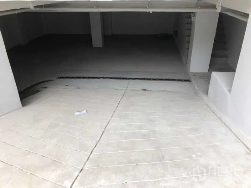 Office Space for rent in Bang Rak, Bangkok - Ramp down to underground car parking area.