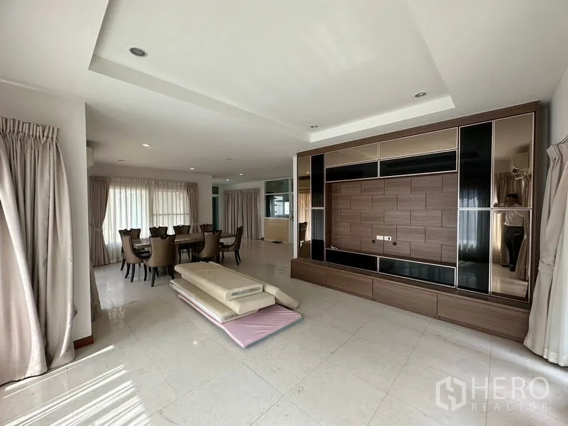 独立式住宅 出租或出售在Pak Kret, Nonthaburi - 客厅大尺寸影音柜，后接用餐区。