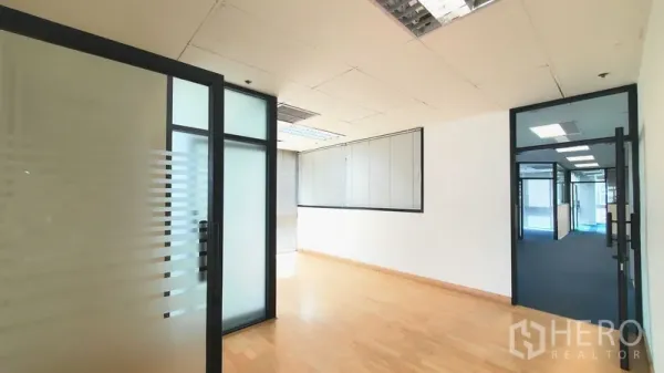 Office Space for rent in Khlong Toei, Bangkok - Frosted-glass meeting room with light wood flooring and internal windows.