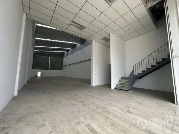 工厂 出租在Khlong Luang, Pathum Thani - 高挑生产区，天窗、加固地面与带楼梯的夹层办公室