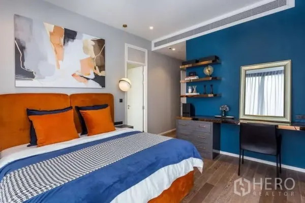 Condominium for rent in Pathum Wan, Bangkok - Bedroom with study desk and shelving, modern decor in Muniq Langsuan.