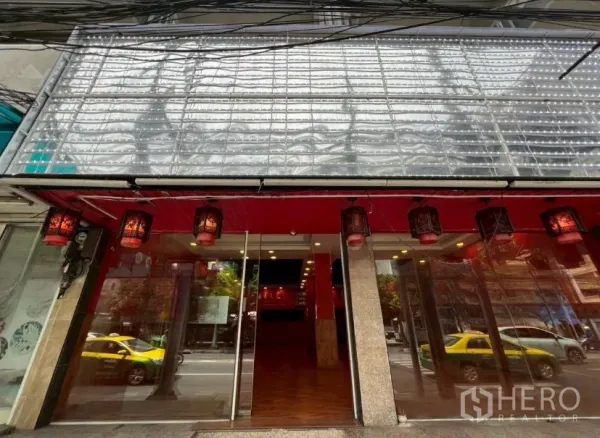 店屋 出租在Watthana, Bangkok - 临街店屋外观，宽幅玻璃入口与红灯笼，靠近繁忙马路