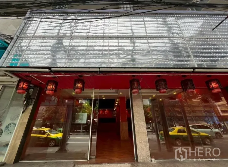 店屋 出租在Watthana, Bangkok - 临街店屋外观，宽幅玻璃入口与红灯笼，靠近繁忙马路