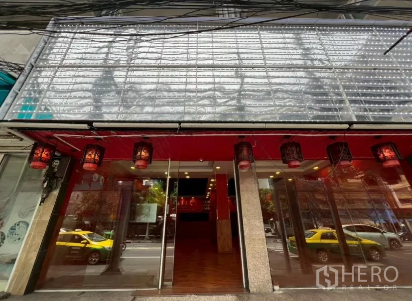 店屋 出租在Watthana, Bangkok - 临街店屋外观，宽幅玻璃入口与红灯笼，靠近繁忙马路