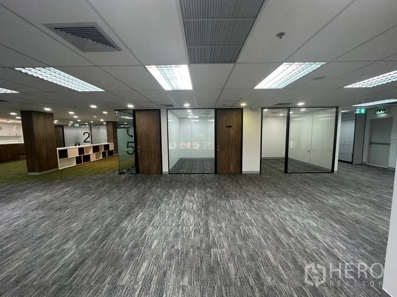 办公空间 出租在Khlong Toei, Bangkok - 编号会议室一排分布，木门与玻璃墙相结合。
