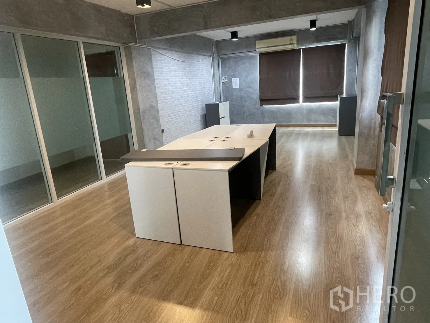 带办公室的家 出租在Suan Luang, Bangkok - 玻璃隔间办公室，配办公桌、木纹地板和遮光窗帘。