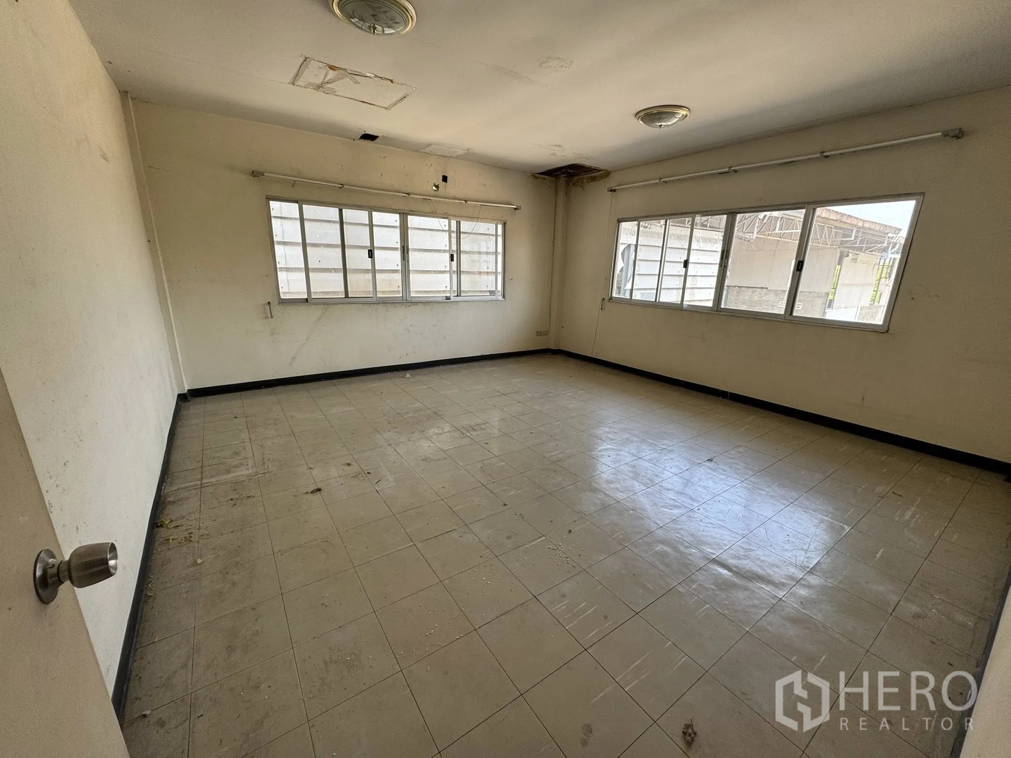 คลังสินค้า for rent in Mueang Samut Sakhon, Samut Sakhon - ห้องมุมสว่าง มีหน้าต่างสองด้าน พื้นกระเบื้องมีรอยใช้งาน