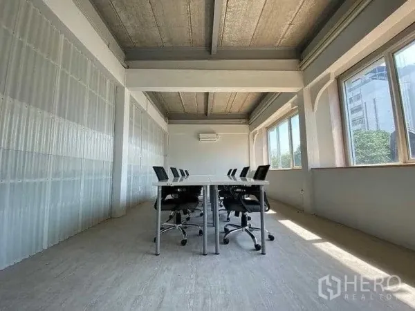 办公空间 出租在Phaya Thai, Bangkok - 明亮办公室，成排书桌靠大窗，配空调与波纹半透明隔板，Ari区域。
