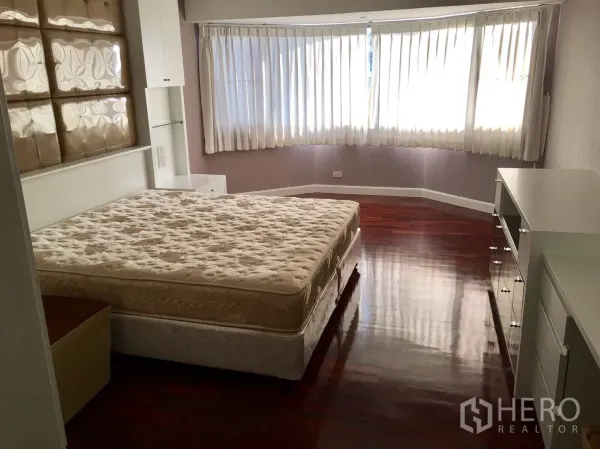 คอนโด ให้เช่าในWatthana, Bangkok - ห้องนอนกว้าง หน้าต่างบานโค้ง ผ้าม่านสีขาว พื้นไม้เงางาม