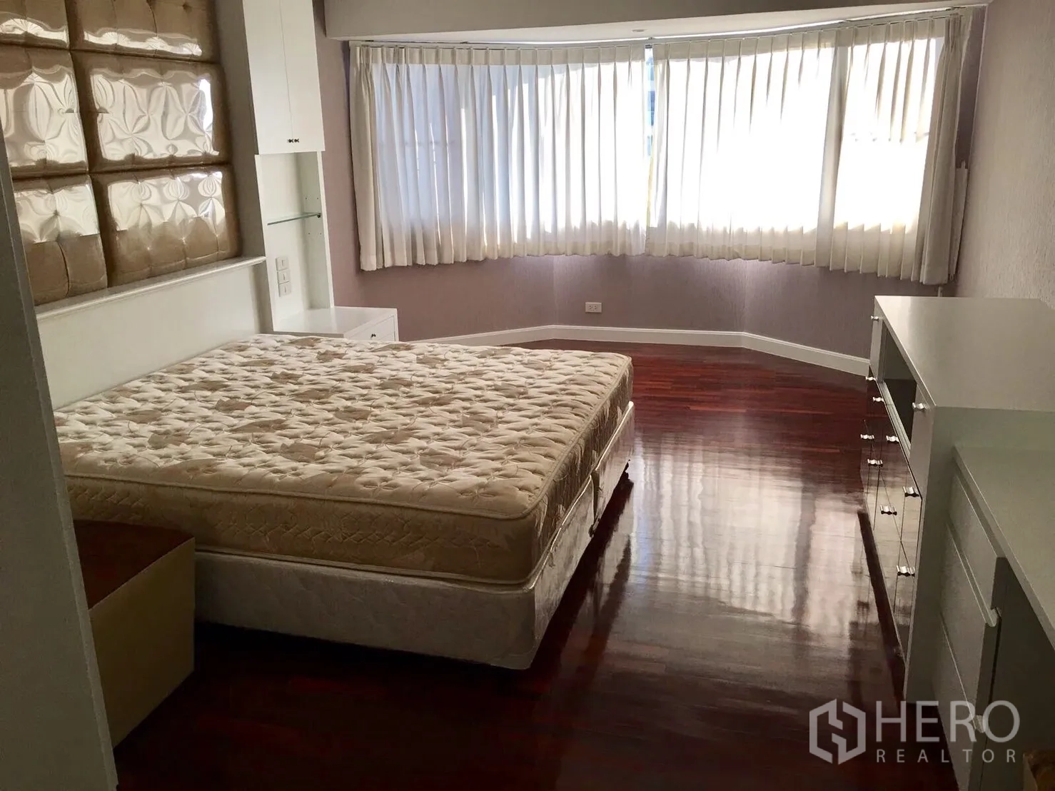 คอนโด ให้เช่าในWatthana, Bangkok - ห้องนอนกว้าง หน้าต่างบานโค้ง ผ้าม่านสีขาว พื้นไม้เงางาม