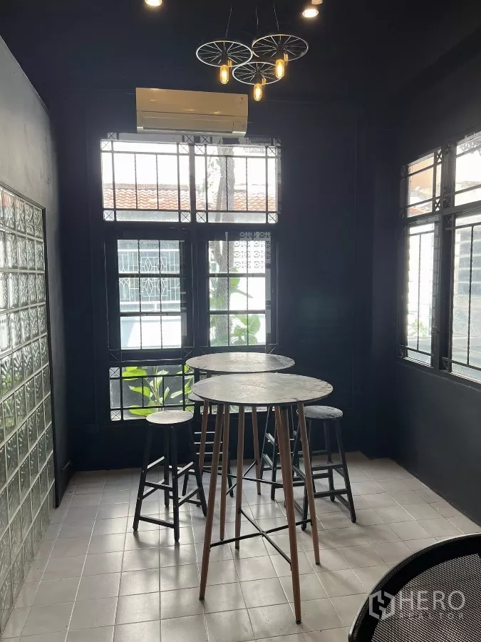 带办公室的家 出租在Wang Thonglang, Bangkok - 茶水/用餐角，吧台高桌、吊灯与玻璃砖墙。