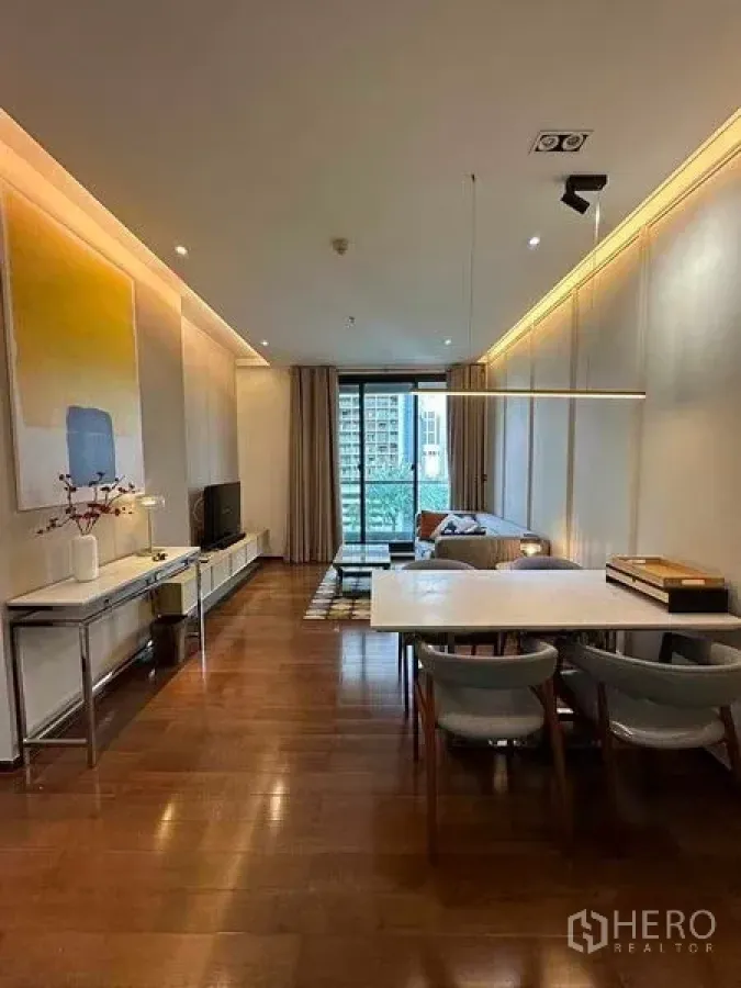 公寓 出租在Khlong Toei, Bangkok - 用餐区设吊灯与四把椅子，木地板空间修长。