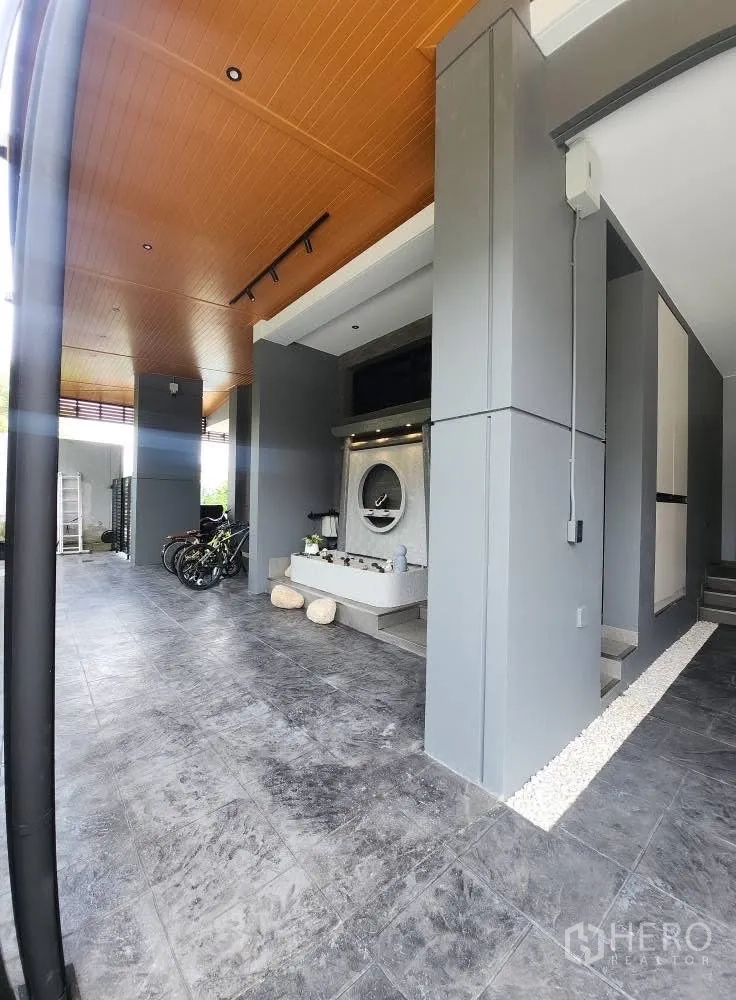 บ้าน ให้เช่าในBang Phli, Samut Prakan - เฉลียงด้านข้างมีน้ำตกตกแต่งและพื้นที่เก็บของ