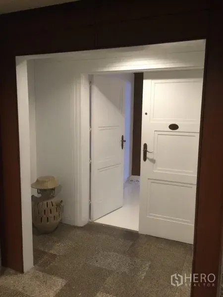 Condominium for rent in Khlong Toei, Bangkok - Classic white double entrance doors leading into the condominium residence.