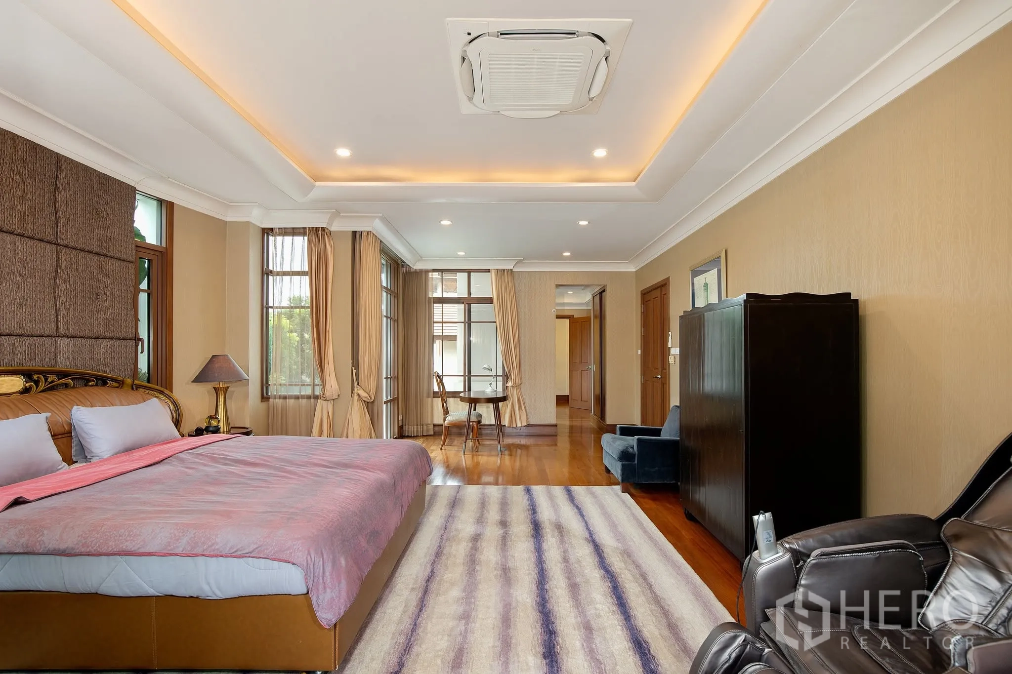 บ้านเดี่ยว for rent or sale in Watthana, Bangkok - ห้องนอนกว้างเพดานหลุม แอร์คาสเซ็ต และมุมนั่งพัก