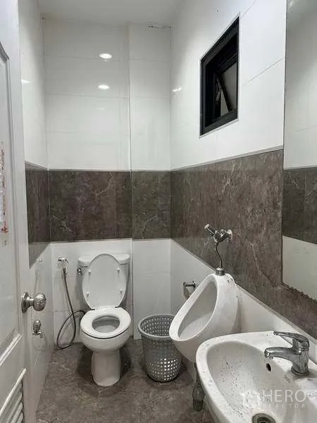 工厂 出租或出售在Bang Phli, Samut Prakan - 工厂内卫生间，坐便、小便斗与洗手盆