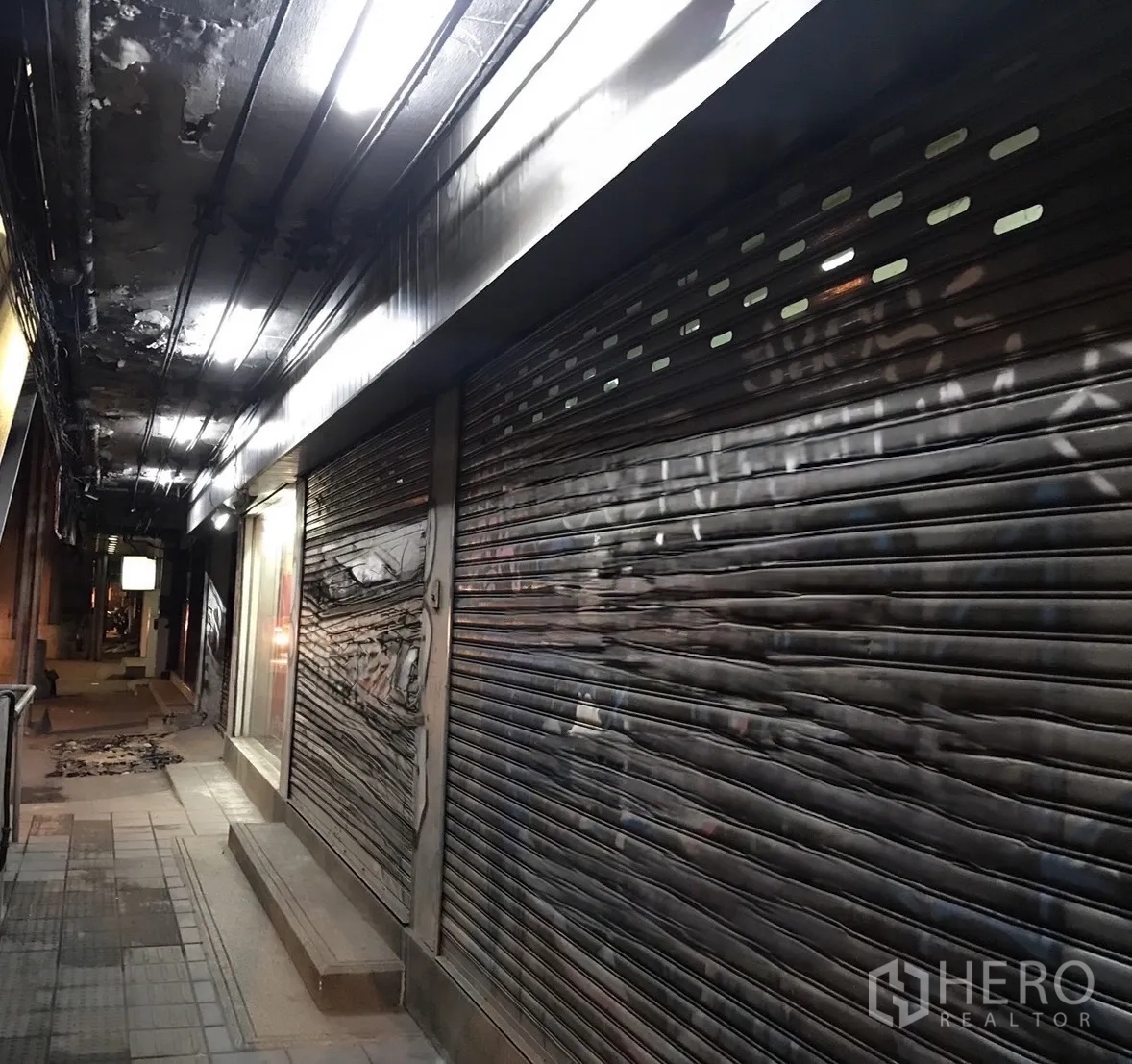 โกดัง for rent in Phra Khanong, Bangkok - ด้านหน้าทางเข้าแบบประตูม้วนโลหะพร้อมไฟส่องสว่างด้านบน