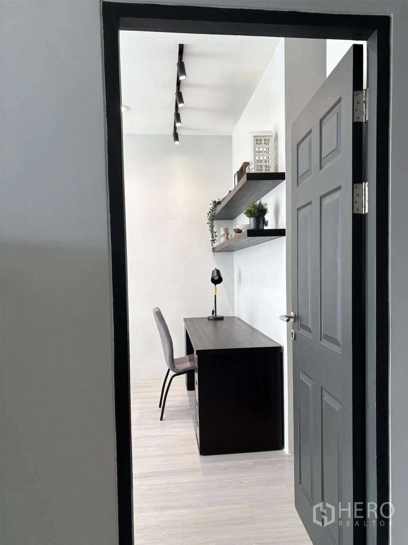 คอนโด for rent in Ratchathewi, Bangkok - ทางเข้าสู่โฮมออฟฟิศขนาดกะทัดรัด มีโต๊ะ เก้าอี้ และชั้นลอย