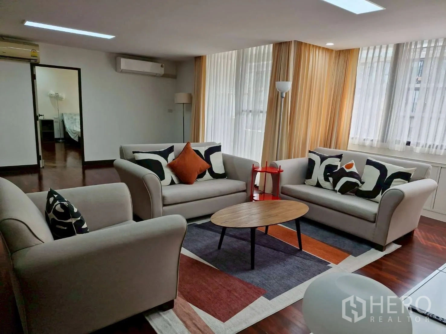 คอนโด for rent in Khlong Toei, Bangkok - มุมนั่งเล่นจัดชุดโซฟารอบโต๊ะกลางหันเข้าหาชุดทีวี.
