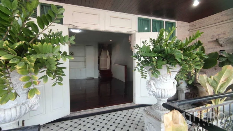 สำนักงานที่บ้าน ให้เช่าในWatthana, Bangkok - เทอเรซชั้นบนมีกระถางต้นไม้ขนาดใหญ่ ทางเข้าประตูบานคู่ พื้นลายตาราง