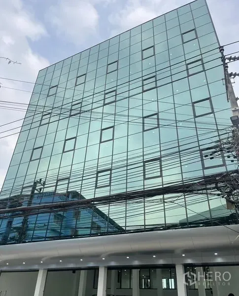 带办公室的家 出租或出售在Wang Thonglang, Bangkok - 曼谷Home Office正面玻璃幕墙外立面