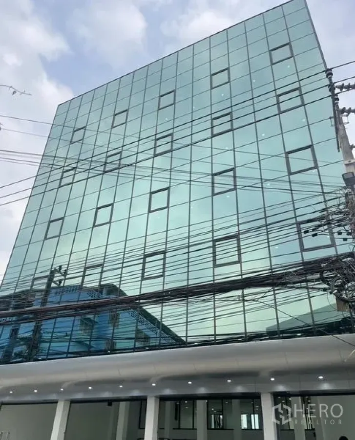 带办公室的家 出租或出售在Wang Thonglang, Bangkok - 曼谷Home Office正面玻璃幕墙外立面