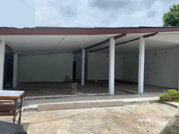 Detached House for rent in Phra Khanong, Bangkok - Single-storey detached house with open covered patio, white pillars and concrete floor.